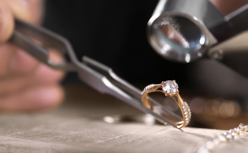 Pierścionek zaręczynowy – jaki kamień wybrać?
